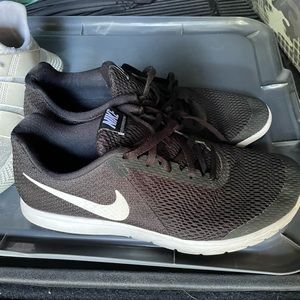 Womens Nike 9.5 black tennis shoe